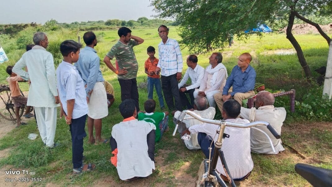 bjp-leader-awadhesh-pratap-singh-visits-flood-affected-villages-bhind-mehgaon भाजपा नेता डॉ. अवधेश प्रताप सिंह बाढ़ पीड़ितों से मुलाकात करते हुए