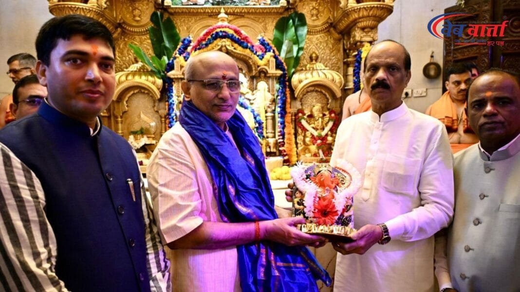 सीपी राधाकृष्णन सिद्धिविनायक मंदिर में दर्शन करते हुए