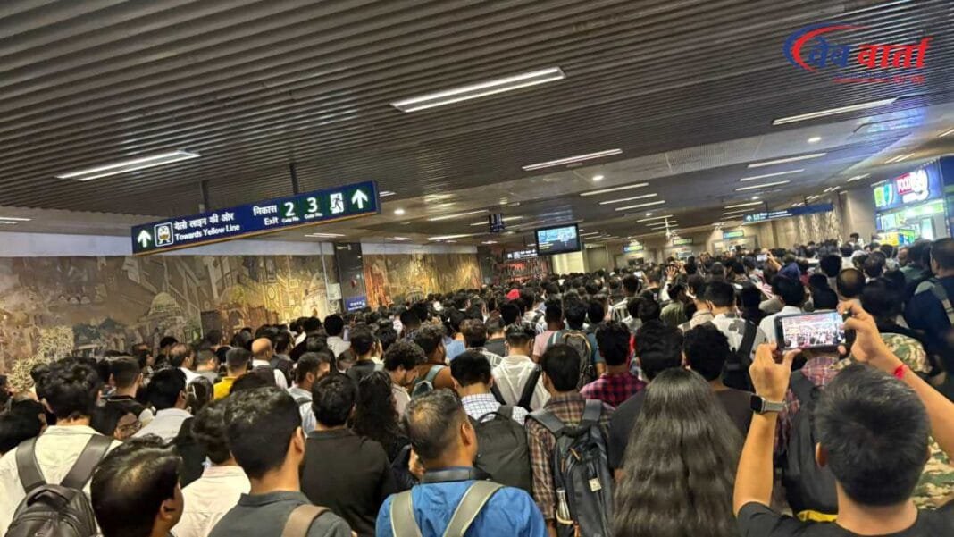 दिल्ली मेट्रो येलो लाइन स्टेशन पर यात्रियों की भीड़