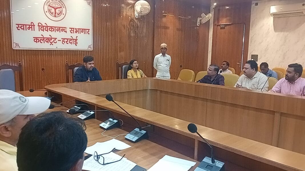 हरदोई में जल निगम ग्रामीण की समीक्षा बैठक में निर्देश देते डीएम अनुनय झा