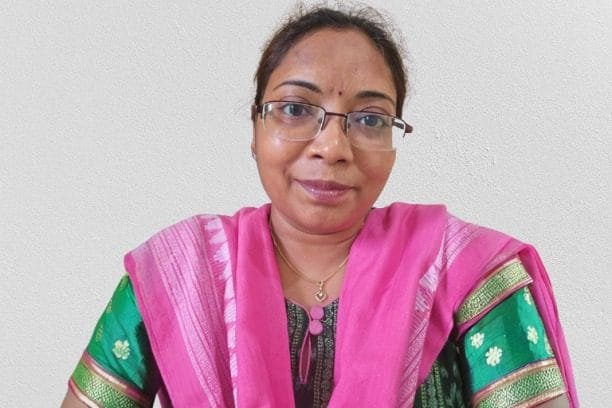 dr Menka Kushinagar कुशीनगर में खरीफ अभियान के तहत यूरिया उर्वरक वितरण