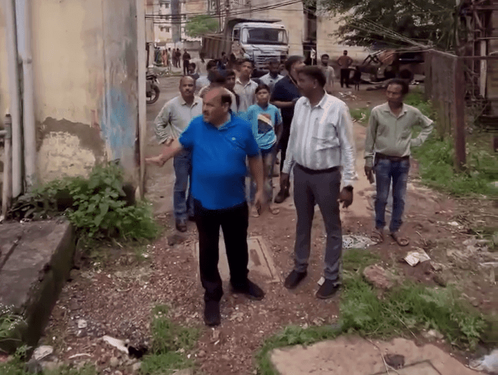 डॉ. सतीश सिकरवार सिंधिया नगर में सफाई अभियान का निरीक्षण करते हुए