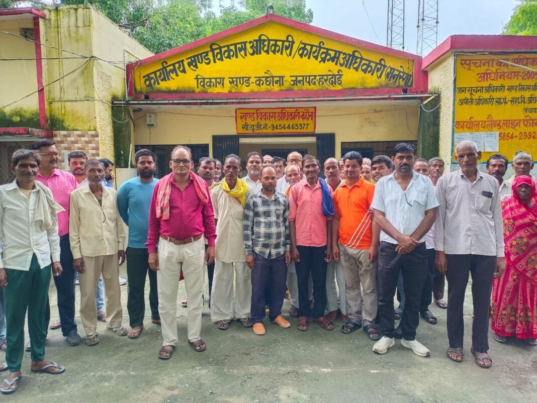 किसानों ने साधन सहकारी समिति को चालू करने की मांग को लेकर खंड विकास अधिकारी को ज्ञापन सौंपा