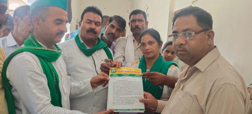 हरदोई कलेक्ट्रेट में धरना प्रदर्शन करते किसान यूनियन के कार्यकर्ता।