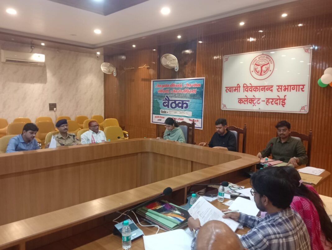 डीएम अनुनय झा ग्रीन चौपाल और वृक्षारोपण समिति की बैठक में निर्देश देते हुए