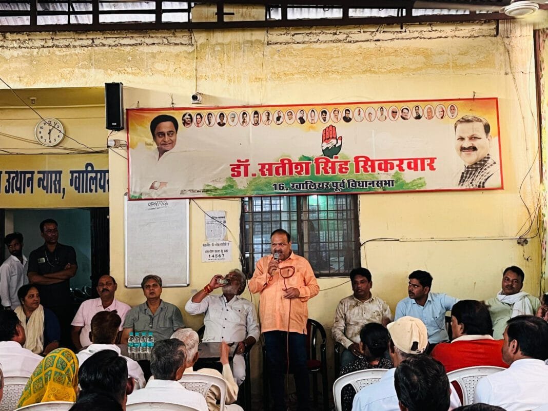 ग्वालियर में कांग्रेस की तिरंगा यात्रा की तैयारी करते सतीश सिकरवार व कार्यकर्ता