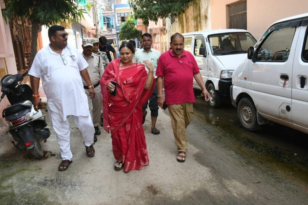 महापौर डॉ. शोभा सिकरवार और विधायक डॉ. सतीश सिकरवार जलभराव वाले क्षेत्रों का निरीक्षण करते हुए