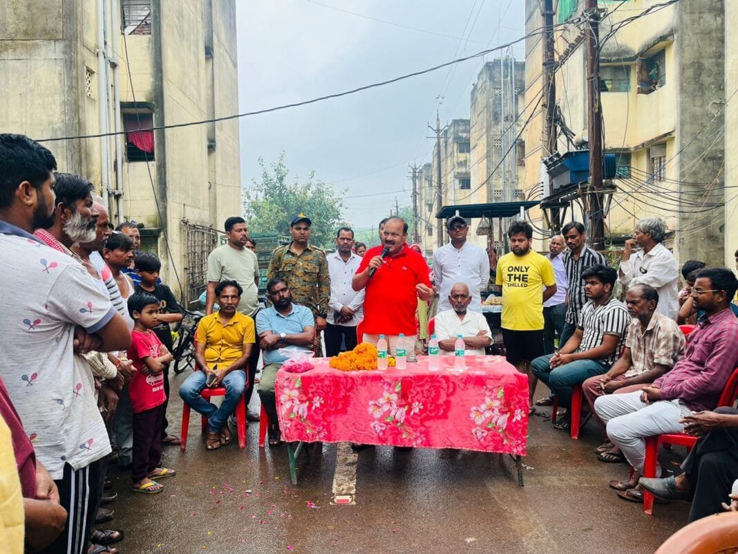 डॉ. सतीश सिकरवार ग्वालियर में सफाई अभियान का उद्घाटन करते हुए