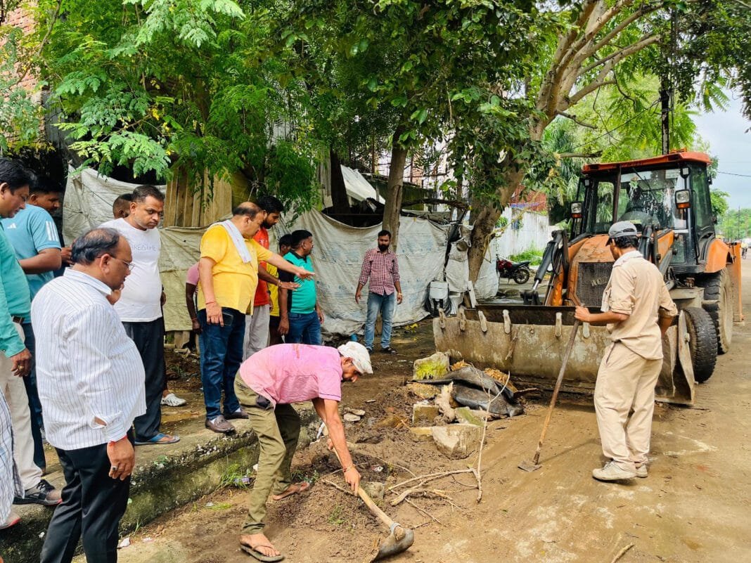 डॉ. सतीश सिकरवार ग्वालियर में सड़क गड्ढों की मरम्मत और सफाई अभियान का निरीक्षण करते हुए