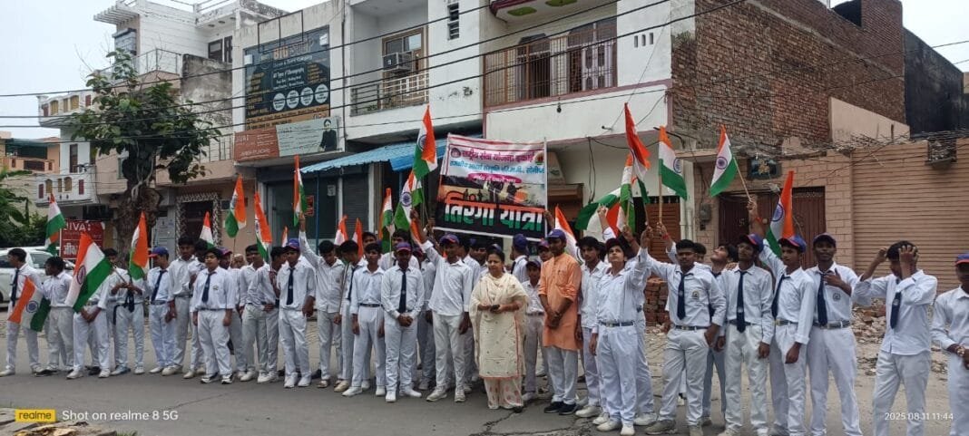 सोनीपत में स्कूल के बच्चों की तिरंगा यात्रा – हर घर तिरंगा अभियान