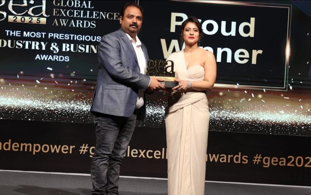 hardoi-aditya-chouhan-investment-award आदित्य चौहान को मुंबई में भरोसेमंद निवेश सलाहकार सम्मान प्रदान करते हुए फिल्म अभिनेत्री काजोल देवगन