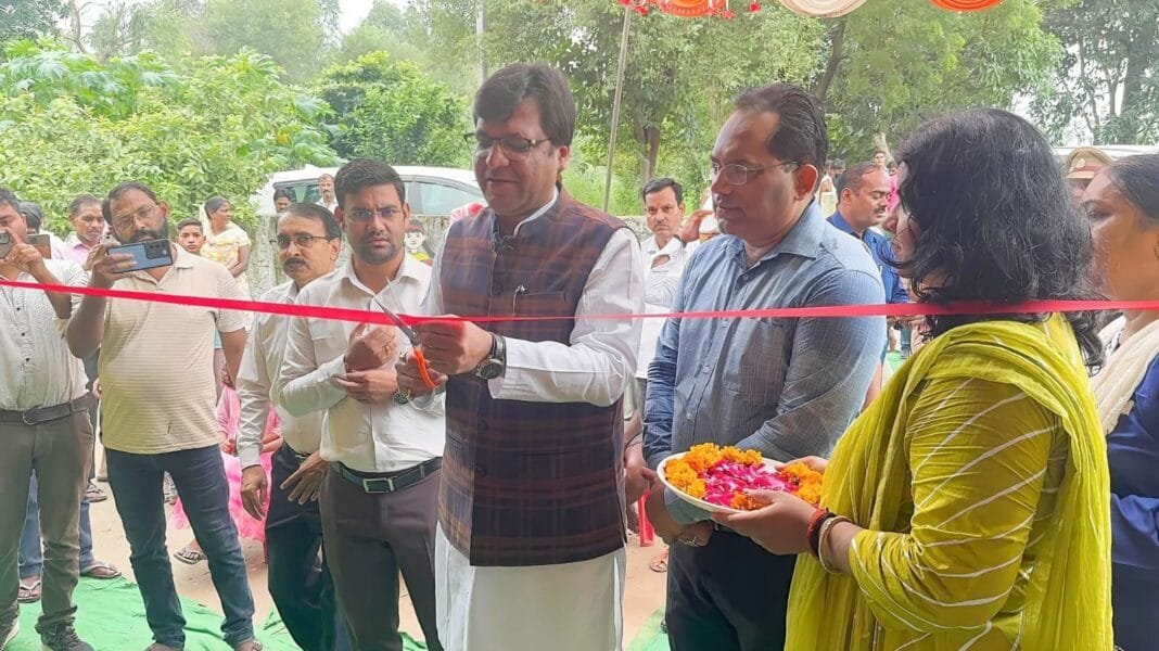 आबकारी राज्यमंत्री नितिन अग्रवाल हरदोई में आंगनबाड़ी केंद्र का लोकार्पण करते हुए