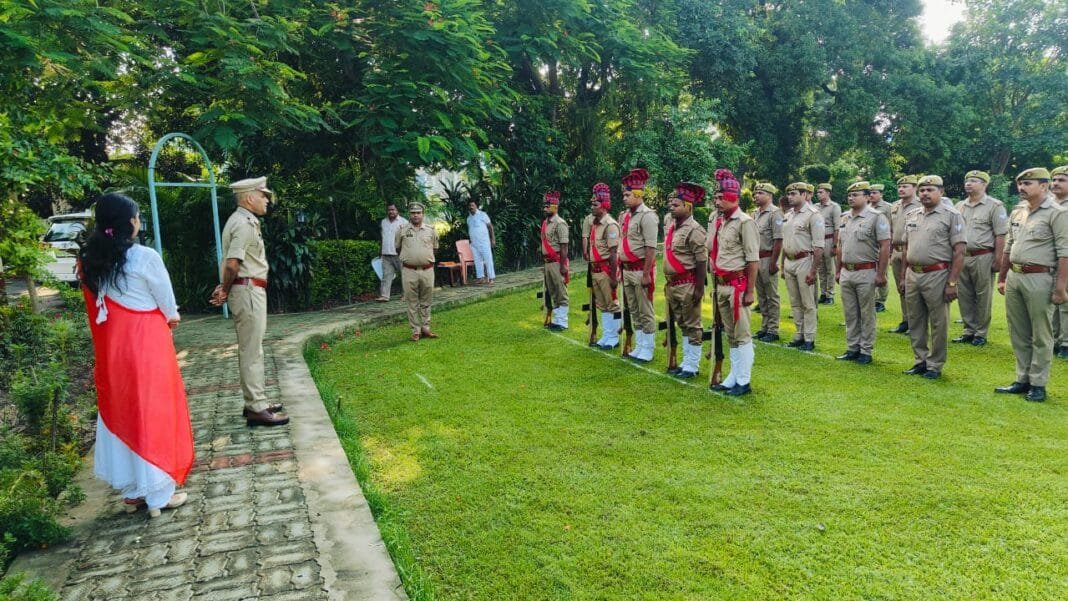 हरदोई पुलिस लाइन में एसपी नीरज कुमार जादौन ध्वजारोहण करते हुए