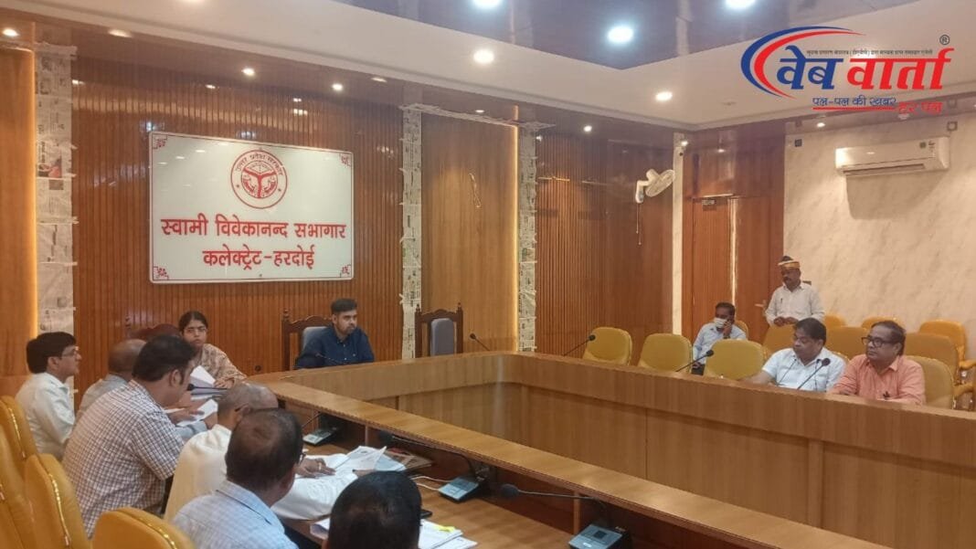 हरदोई जिलाधिकारी अनुनय झा की सीएम डैशबोर्ड समीक्षा बैठक