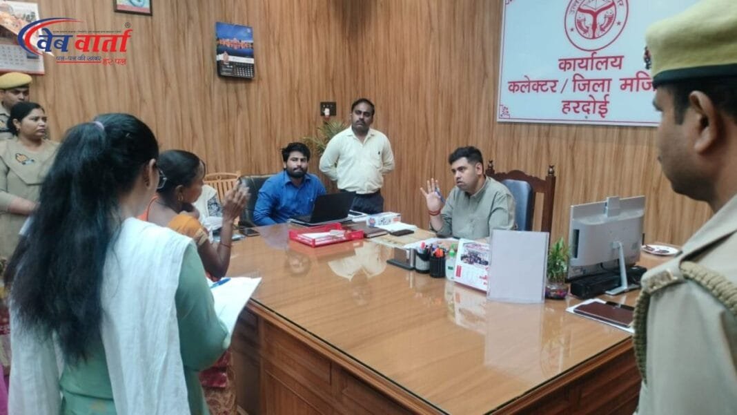 जिलाधिकारी अनुनय झा हरदोई कलेक्ट्रेट में जनसुनवाई के दौरान शिकायतें सुनते हुए