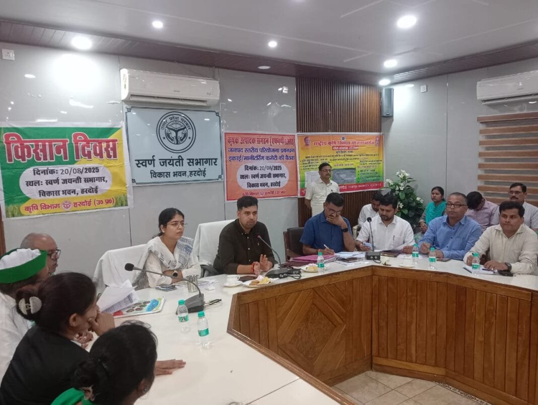 हरदोई : डीएम अनुनय झा किसान दिवस में किसानों को खाद वितरण की जानकारी देते हुए