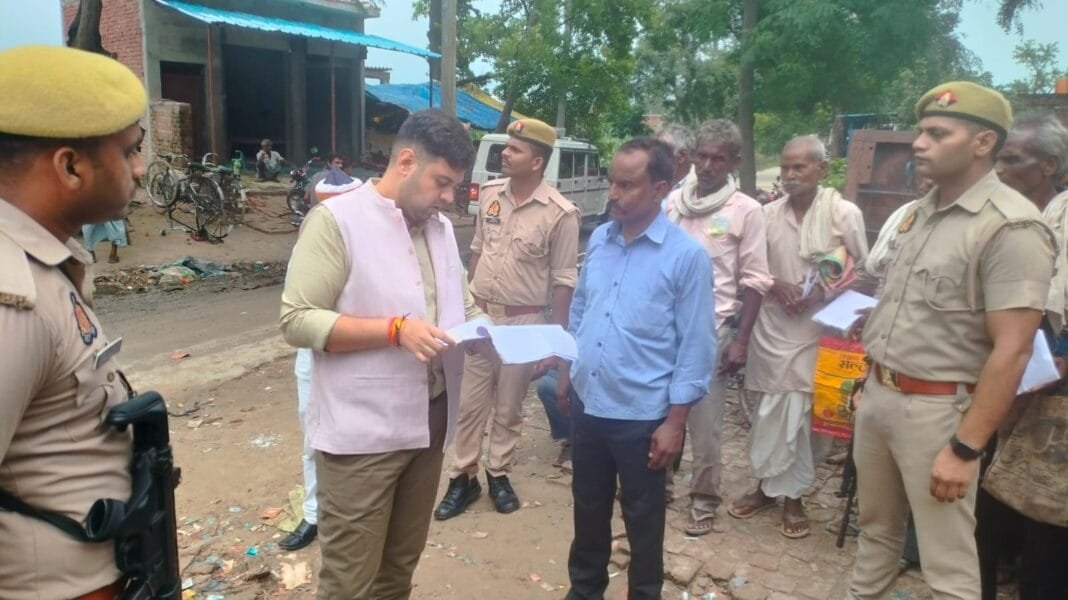 hardoi-dm-bawan-khad-vitaran-kendra-inspection डीएम अनुनय झा का बावन खाद वितरण केंद्र औचक निरीक्षण