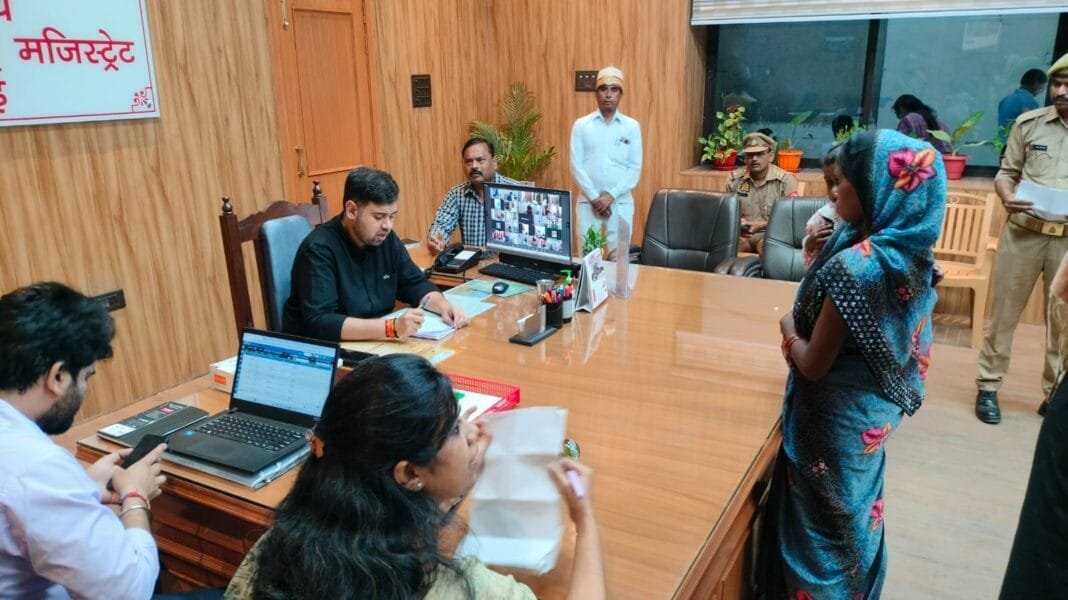 जनसुनवाई में जिलाधिकारी अनुनय झा लोगों की समस्याएं सुनते हुए