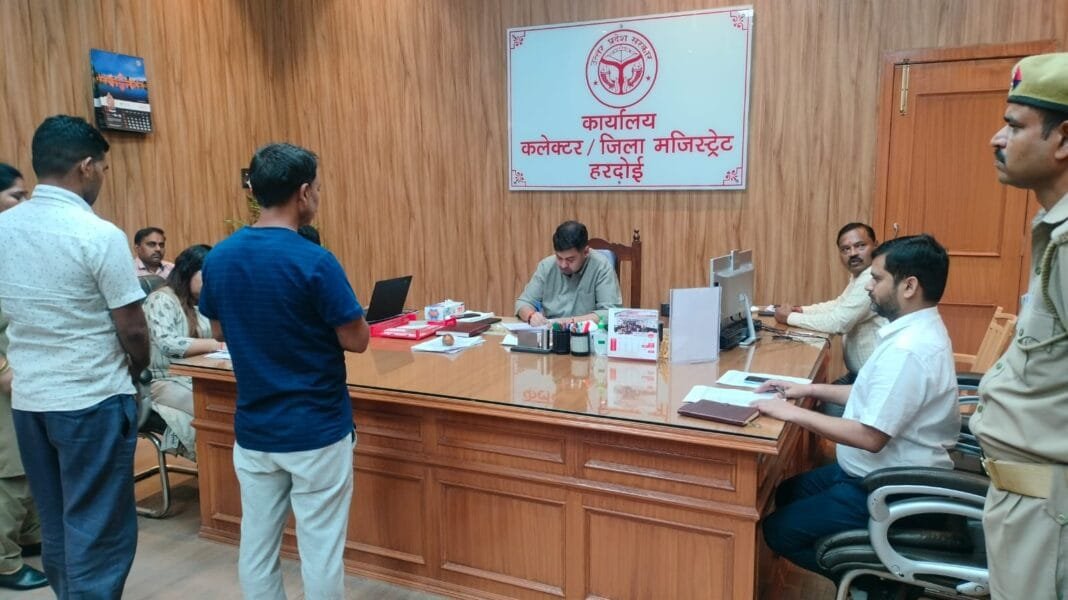 हरदोई में जनसुनवाई के दौरान डीएम ने त्वरित निस्तारण के आदेश दिए