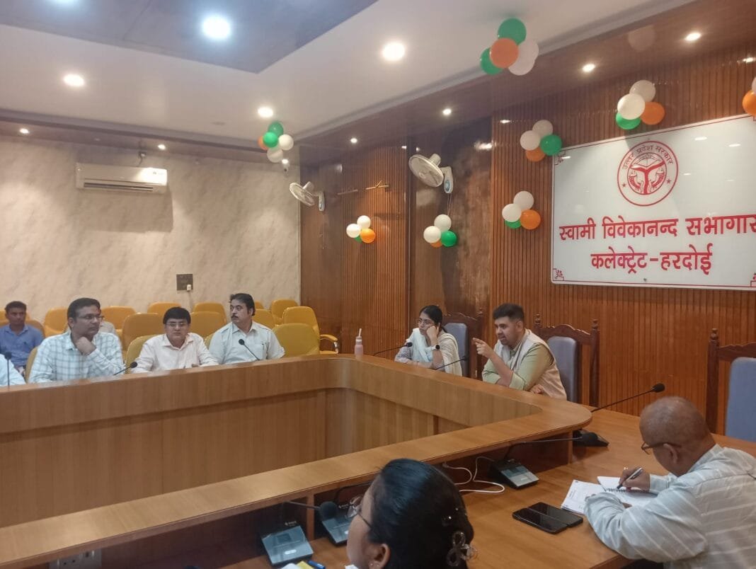 हरदोई में जिलाधिकारी अनुनय झा योजनाओं की समीक्षा बैठक करते हुए