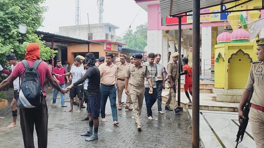 सकाहा मंदिर में नंगे पांव पहुंचे डीएम अनुनय झा और एसपी नीरज जादौन