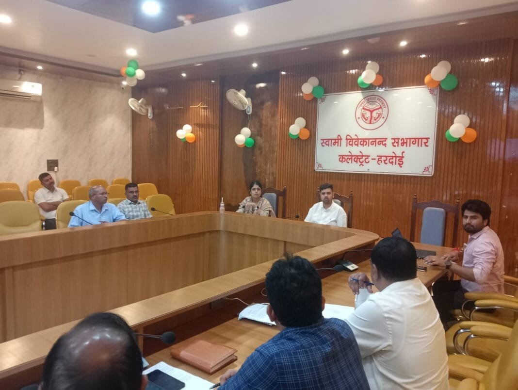 हरदोई जिलाधिकारी निर्माण कार्य समीक्षा बैठक में निर्देश देते हुए