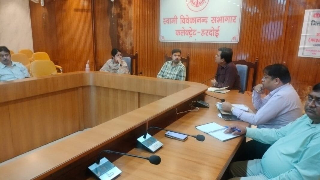 हरदोई में फाइलेरिया अभियान की बैठक में निर्देश देते डीएम अनुनय झा