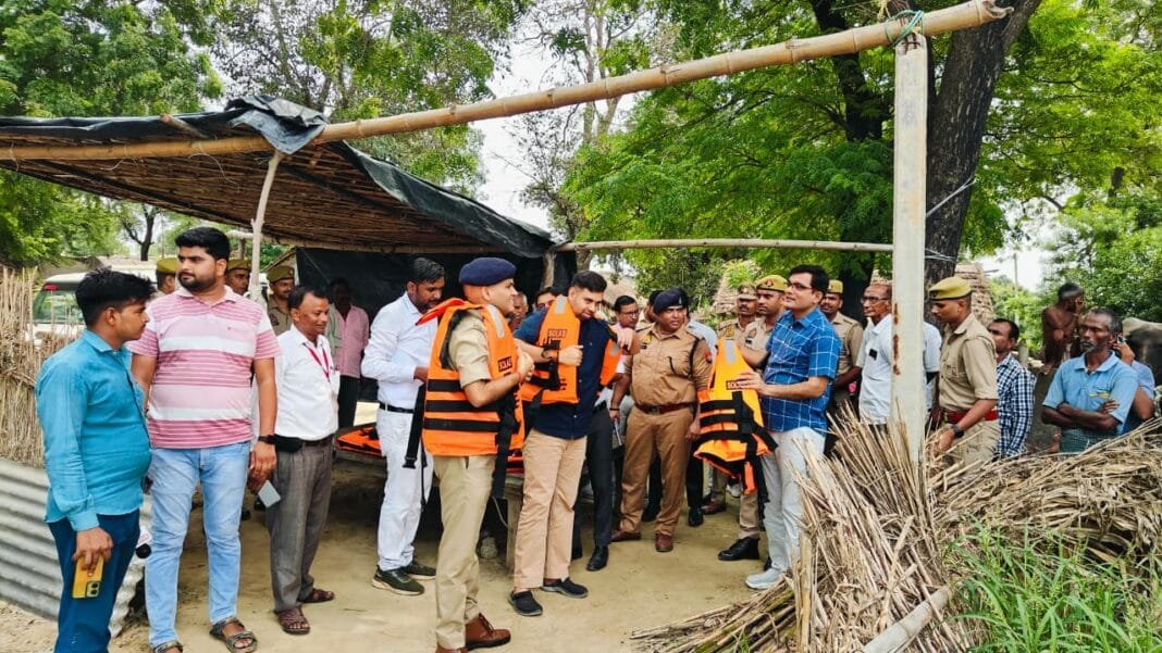 हरदोई में बाढ़ प्रभावित क्षेत्रों का निरीक्षण करते जिलाधिकारी और पुलिस अधीक्षक