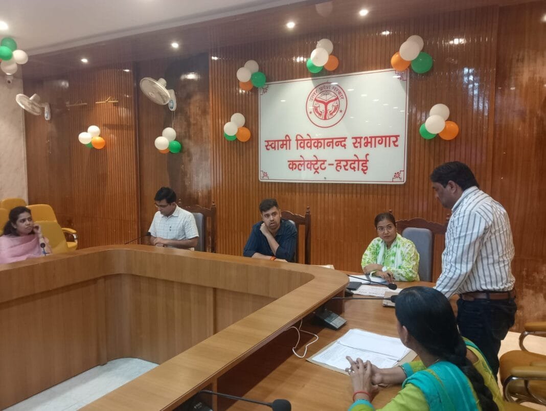 हरदोई स्कूलों में ‘गुड टच-बैड टच’ जागरूकता सत्र में बच्चे और शिक्षक