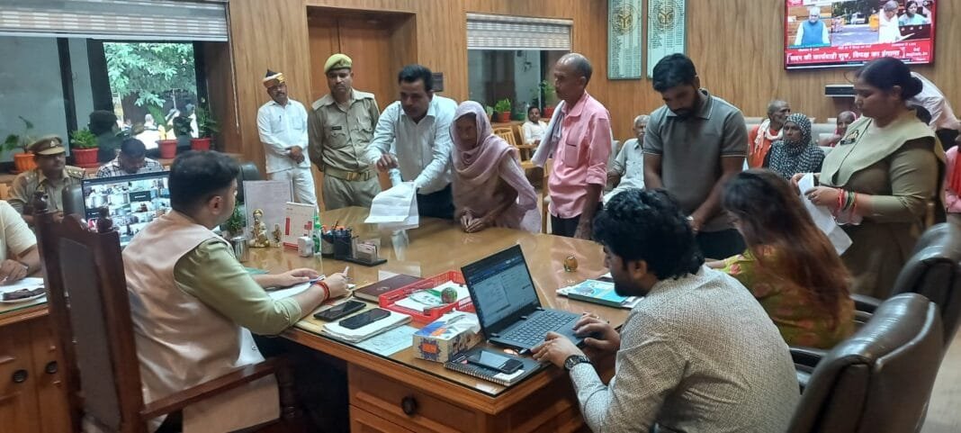 hardoi-jan-sunwai-75-shikayate-ayushman-card हरदोई में डीएम अनुनय झा जन सुनवाई के दौरान शिकायतें सुनते हुए