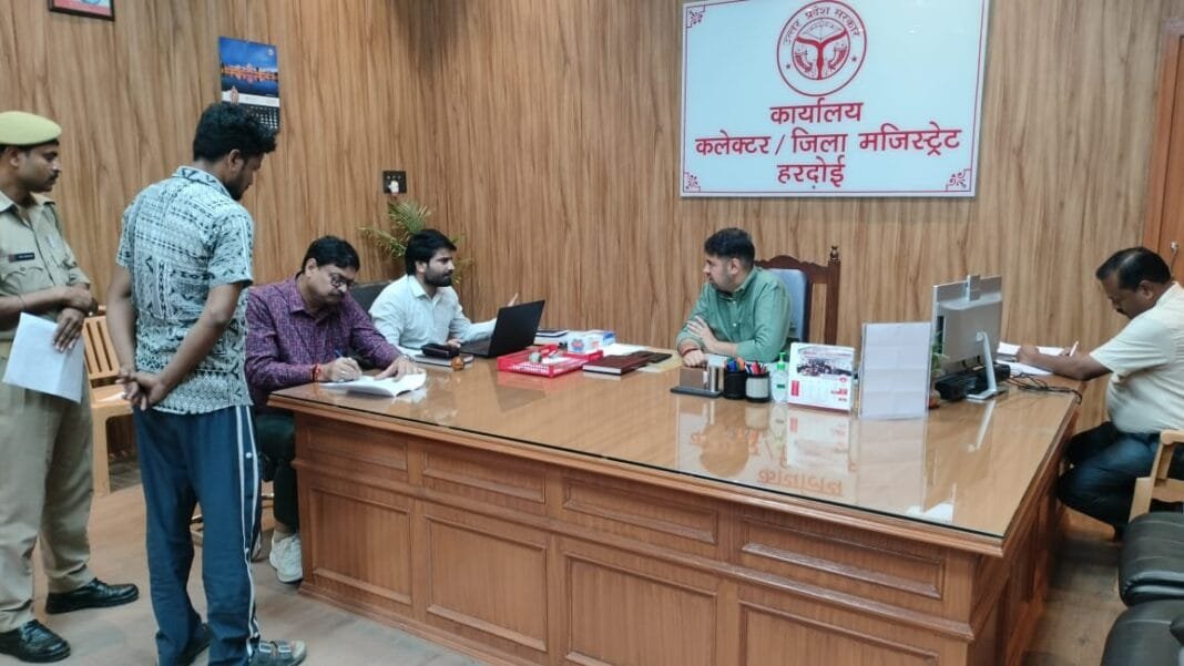 हरदोई में जिलाधिकारी जन सुनवाई में शिकायतें सुनते हुए