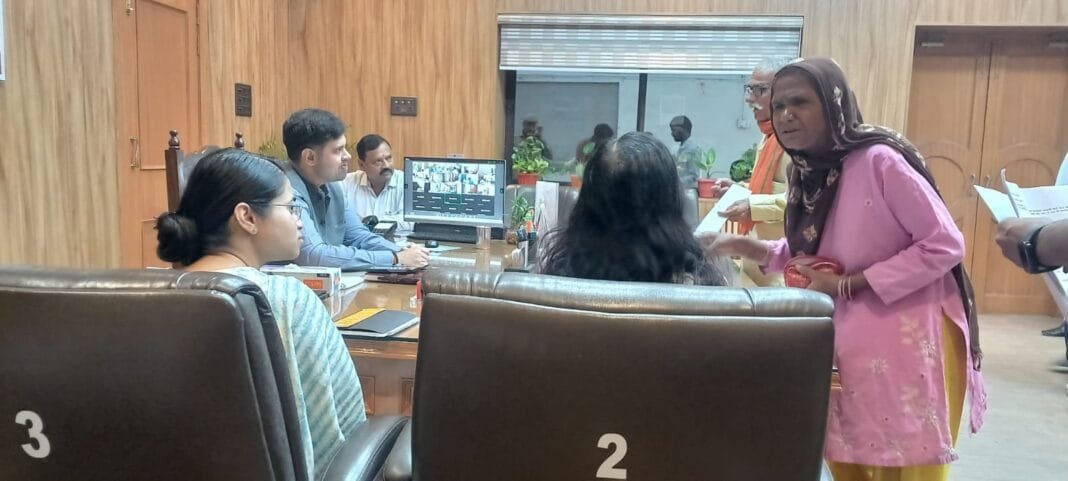 हरदोई जन सुनवाई में जिलाधिकारी की उपस्थिति