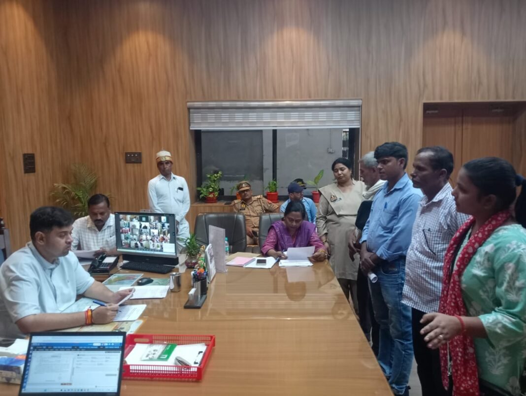 डीएम अनुनय झा जनसुनवाई में आमजन की समस्याओं को सुनते हुए