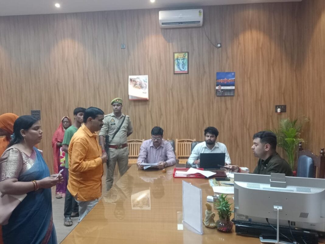 hardoi-jan-sunwai-dm-anunay-jha1 डीएम अनुनय झा जन सुनवाई में आमजन की समस्याओं को सुनते हुए