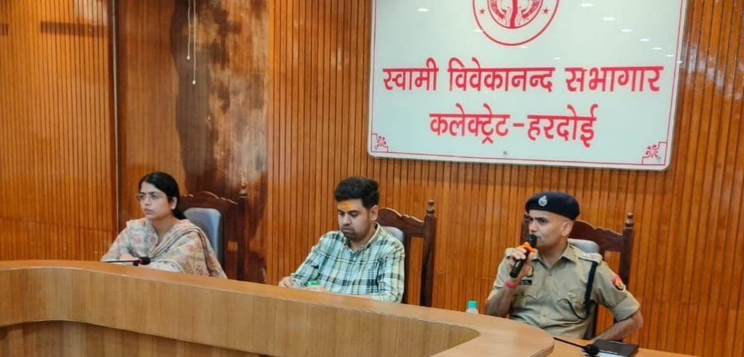 हरदोई प्रशासन की प्रेस वार्ता में जिलाधिकारी और एसपी