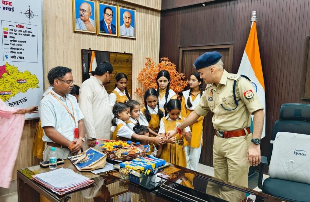 हरदोई में रक्षा बंधन पर एसपी को छात्राओं ने बांधी राखी