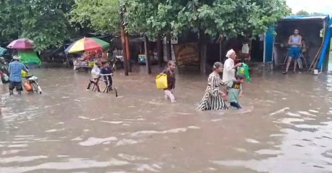 हरदोई : बारिश होते ही तालाब बन जाती शाहाबाद की 'बेझा रोड', गंदे नाले का पानी सड़क पर भरने से ठप हो जाता है मार्ग, नगरपालिका मौन