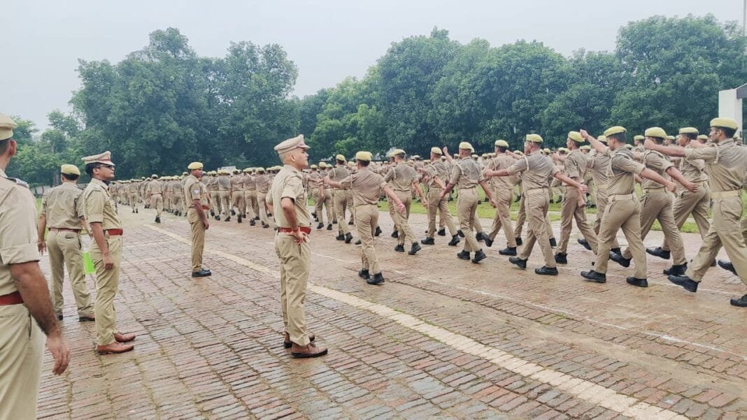 हरदोई एसपी शुक्रवार परेड निरीक्षण करते हुए
