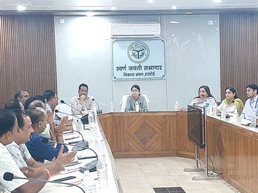 हरदोई में लैंगिक समानता कार्यशाला के फीडबैक सत्र में शिक्षकों की भागीदारी