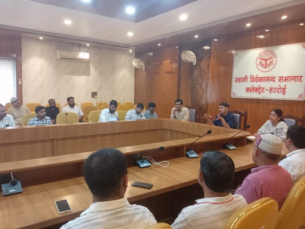 हरदोई में यूरिया वितरण के लिए जिलाधिकारी बैठक करते हुए।