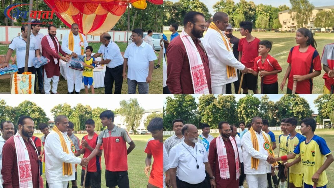 बलरामपुर हॉकी टूर्नामेंट में विधायक पल्टूराम और डीपी सिंह बैस ने विजेता टीम को पुरस्कार देकर सम्मानित किया।