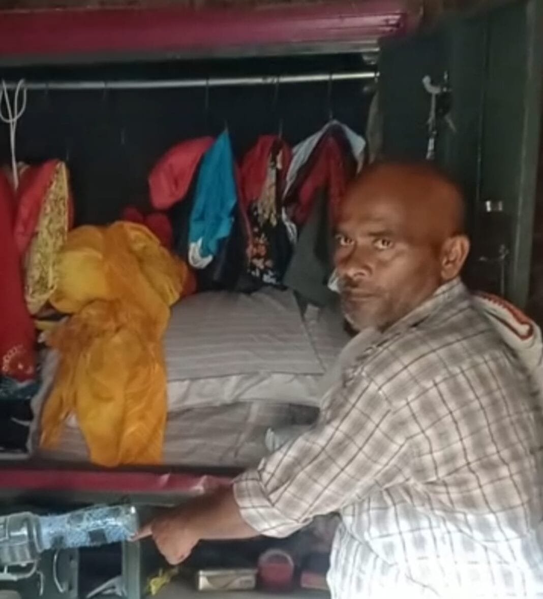 कछौना में चोरी के बाद टूटी अलमारी और खेत में मिला बक्सा