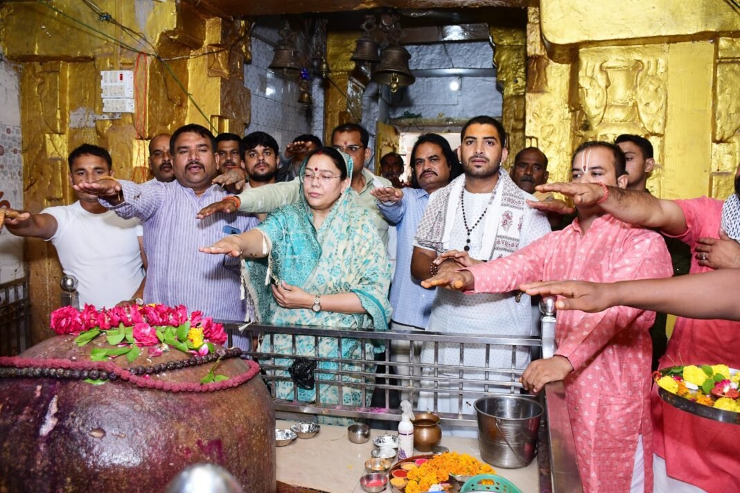 सांसद संध्या राय बोरेश्वर महादेव मंदिर में कैलाश मुक्ति संकल्प लेते हुए