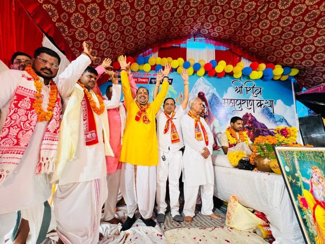 बोरेश्वर धाम में कैलाश मुक्ति अभियान के दौरान श्रद्धालु शिवभक्ति में लीन