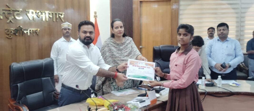 काकोरी ट्रेन एक्शन शताब्दी समारोह में स्कूली छात्रों का सम्मान