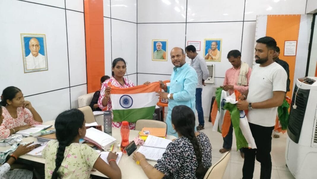 कुशीनगर में ब्रह्मलीन महंत अवैद्यनाथ पुस्तकालय में बच्चों को तिरंगा वितरण