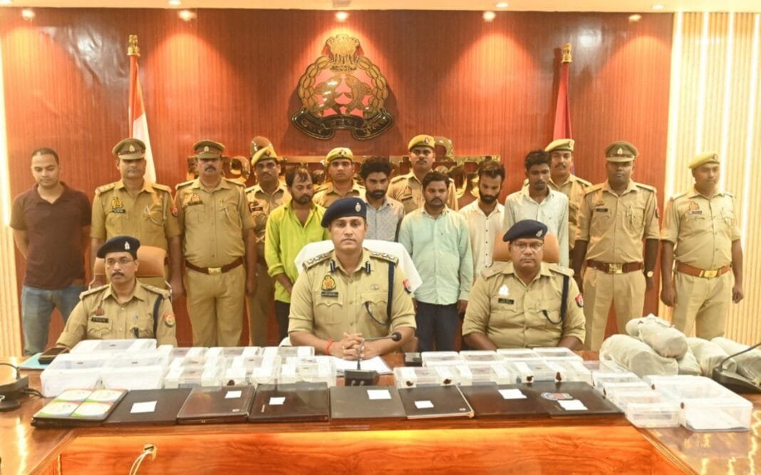 कुशीनगर पुलिस द्वारा फर्जी दस्तावेज गिरोह का भंडाफोड़