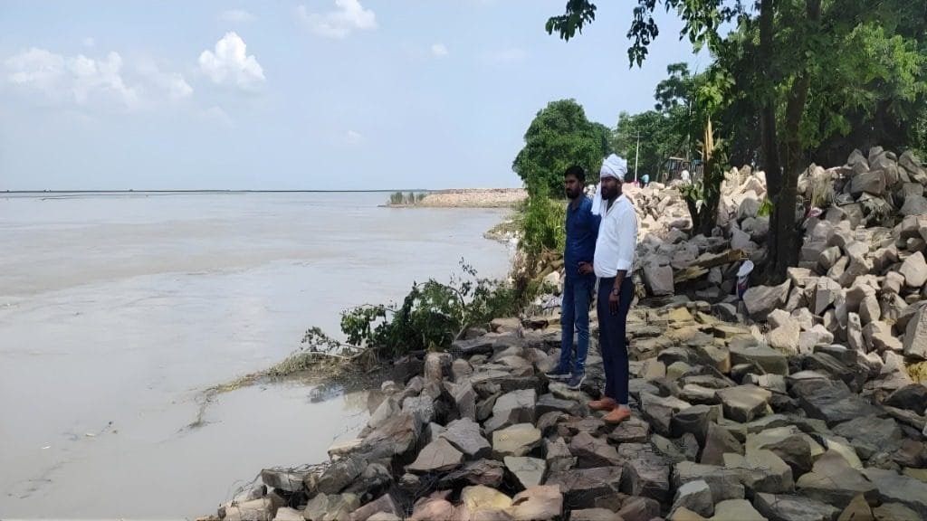 कुशीनगर में गंडक नदी का जलस्तर घटने के बाद बांध पर मंडराता खतरा
