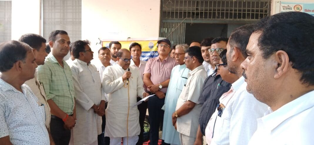 कुशीनगर में शिक्षकों का धरना और 31 सूत्रीय मांगपत्र सौंपा गया