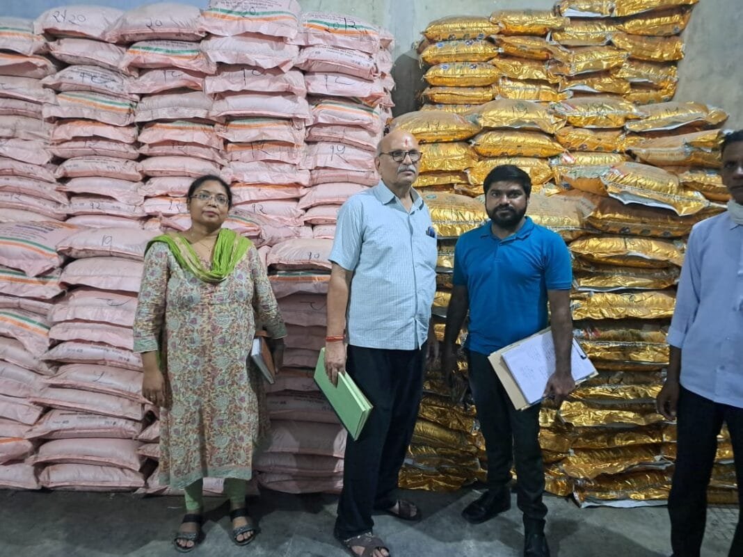 कुशीनगर में उर्वरक विक्रेताओं पर छापेमारी करते कृषि विभाग के अधिकारी